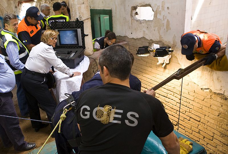 Rescue workers search for disappeared girl Sara Morales inside an abandoned well in the Jinamar neighbourhood in Las Palmas