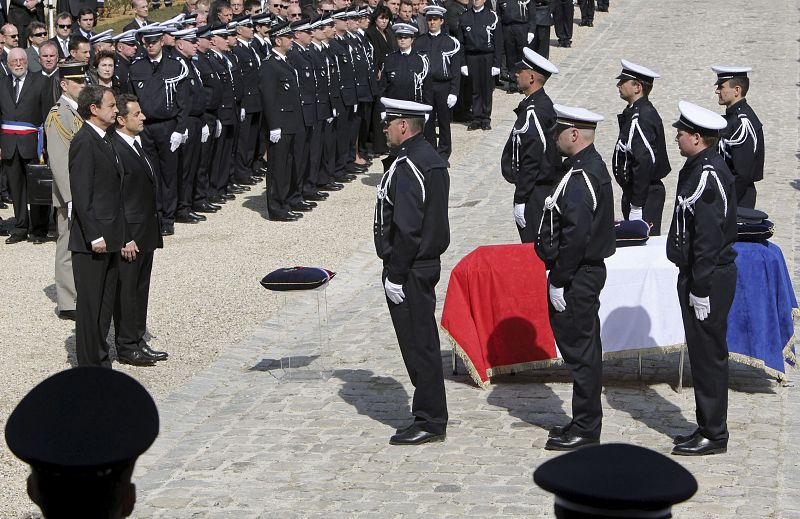 El presidente francés, Nicolas Sarkozy, junto al presidente del Gobierno español, José Luis Rodríguez Zapatero, durante el funeral