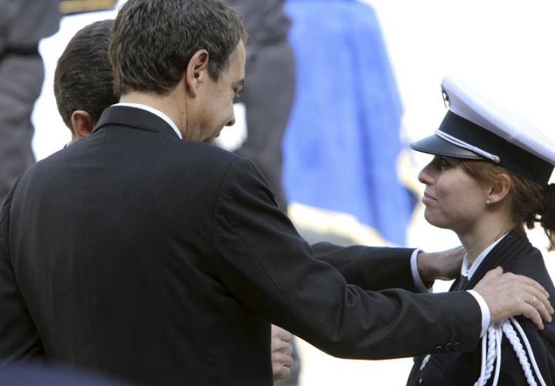 Sarkozy y Zapatero condecoran a una agente de policía que intervino en el intento de detención de un grupo de etarras