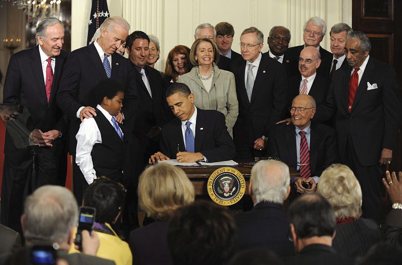 EL presidente de EE.UU., Barack Obama, firma en una ceremonia en la sala Este de la Casa Blanca en Washington DC, la ley de reforma sanitaria.