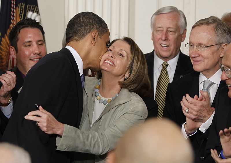 Obama besa a la presidenta de la Cámara de Representantes, la speaker Nancy Pelosi, a la que ha definido como "una de las mejores presidentas".