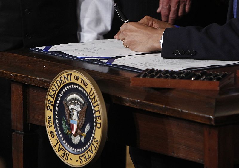 Con toda la solemnidad de las grandes ocasiones, en el Salón Este de la Casa Blanca, con la mano izquierda y una veintena de estilográficas, Obama ha estampado su firma en la reforma sanitaria y la ha convertido en "law of the land".