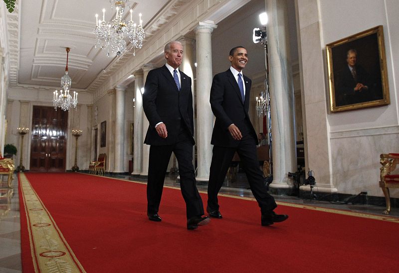 Obama camina junto al vicepresidente Joe Biden