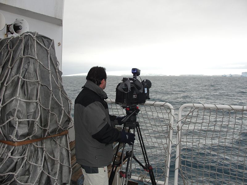 Nacho filmando un glaciar