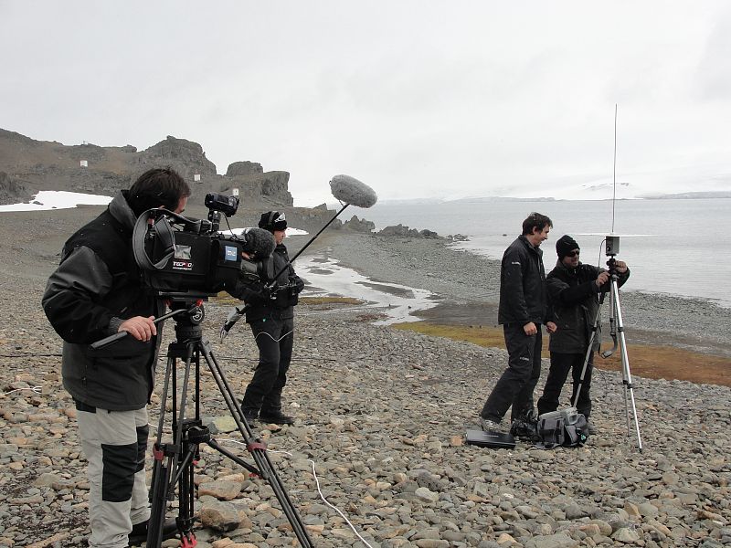 Grabando con uno de los investigadores en la base