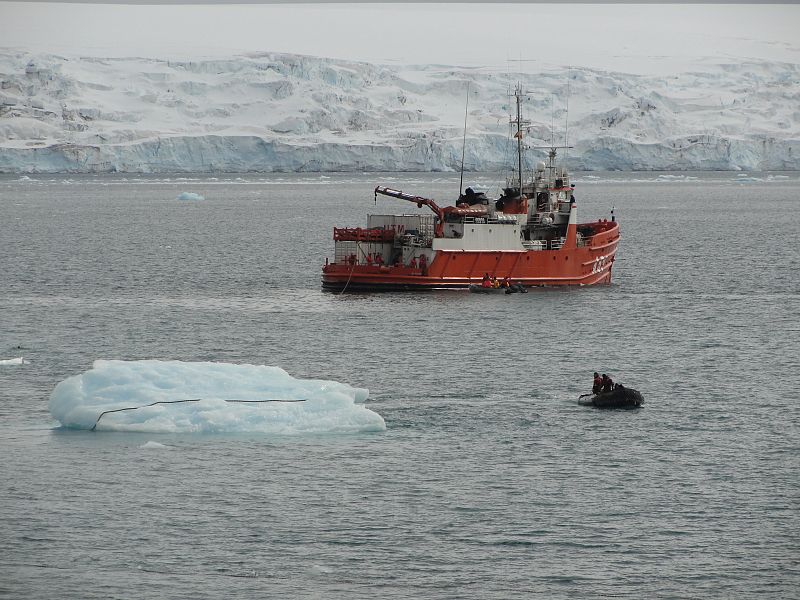 El buque Las Palmas fondeado en la bahía