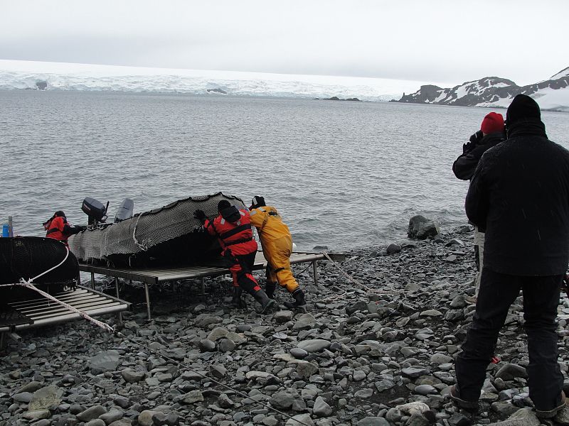 Barqueo diario hacia la vecina base búlgara