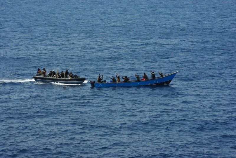 Un grupo de piratas asume, con las manos en alto, su detención por parte de militares de Atalanta.