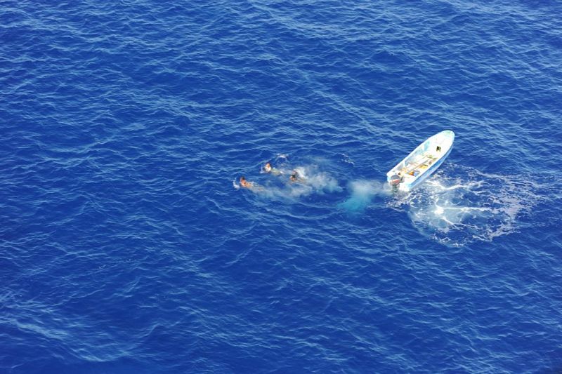 Varios piratas tratan de escapar a nado de los miembros de la operación Atalanta.