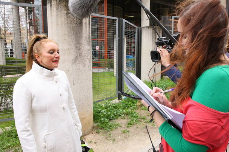 Una candidata a Merche, cantando ante los medios de comunicación.