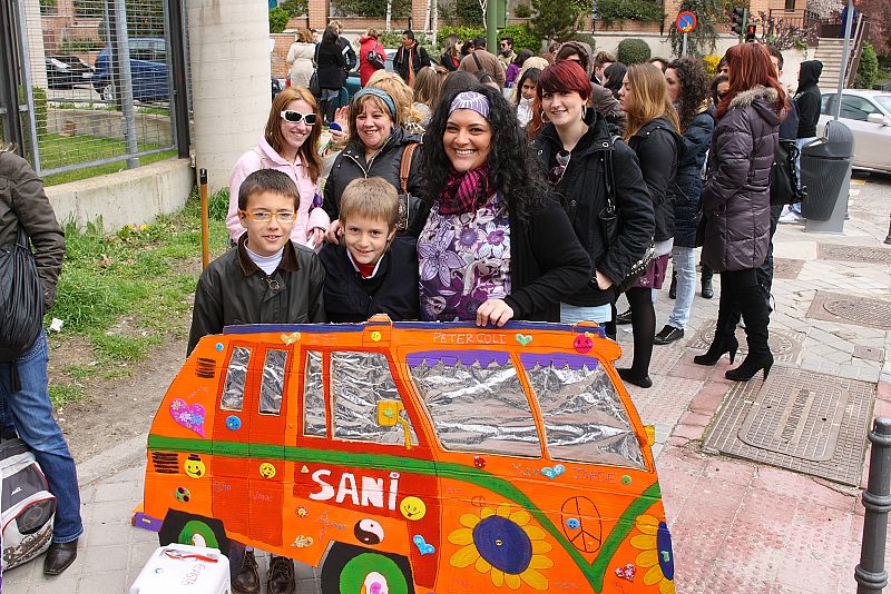 Dos niños que aspiran al personaje de Carlitos han llevado su propio decorado.