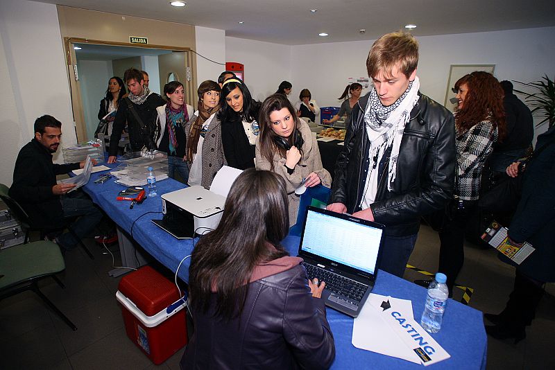 Candidatos identificándose a la entrada.