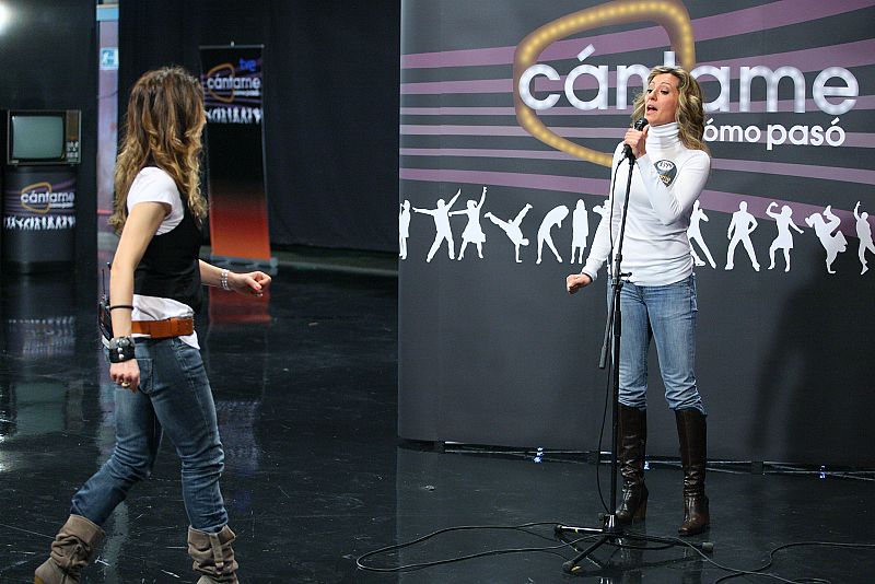 Una candidata al personaje de "Merche", cantando ante Alicia.