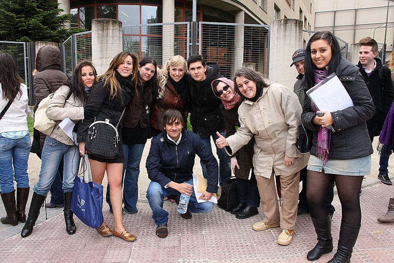 Candidatos esperando a entrar.