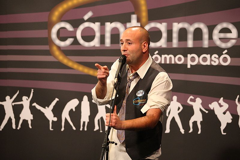 Mucho más relajado, el aspirante a Tony interpretó un tema de Nino Bravo.