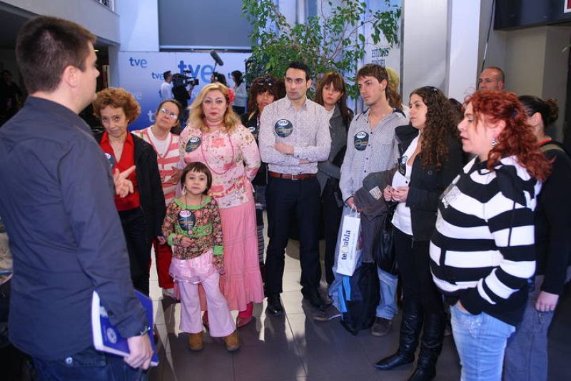 El equipo de "Cántame cómo pasó" da las primeras indicaciones a los participantes. 