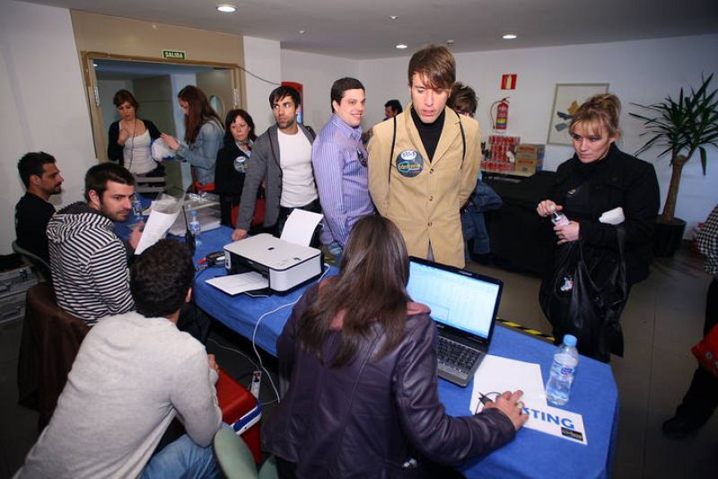  Los primeros candidatos entran al casting.