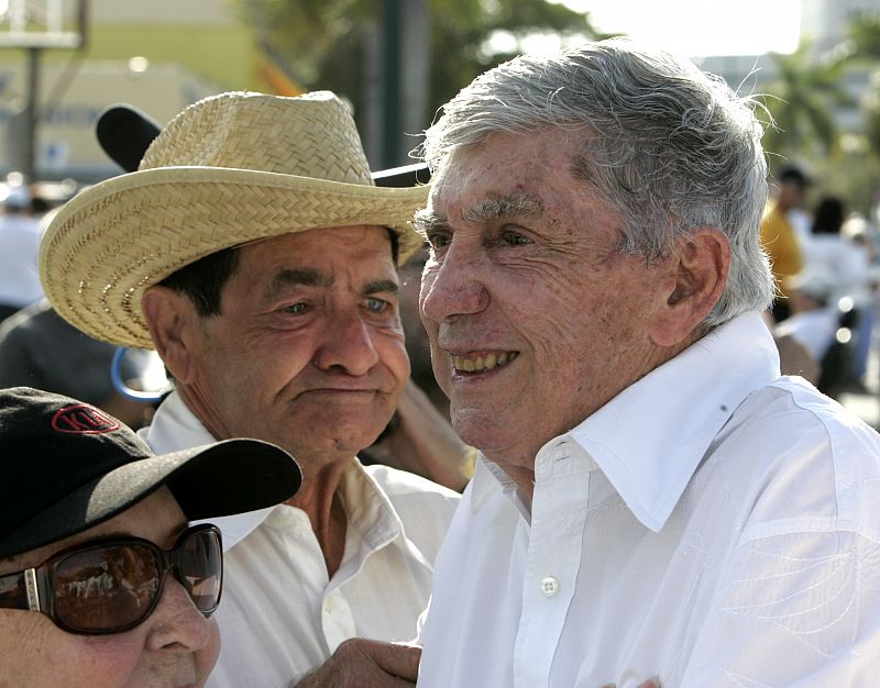 El exiliado cubano y miembro de la CIA, Luis Posada Carriles, también se unió a la marcha de Miami