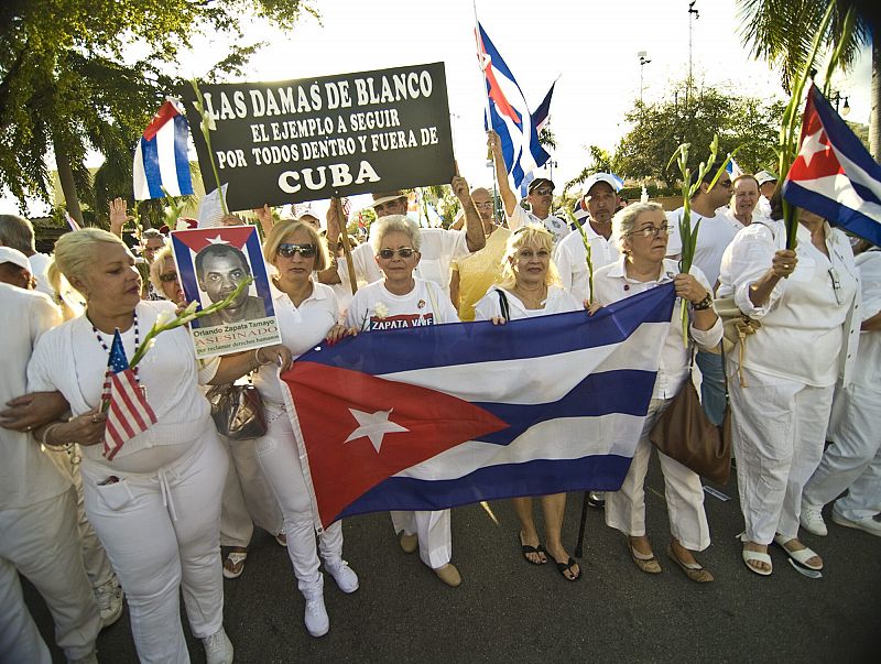 Un grupo de mujeres sostiene una bandera de Cuba durante la marcha en favor de las Damas de Blanco