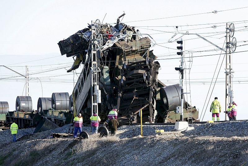 Los operarios trabajan junto a los dos trenes de mercancías que han chocado en Arévalo, en Ávila