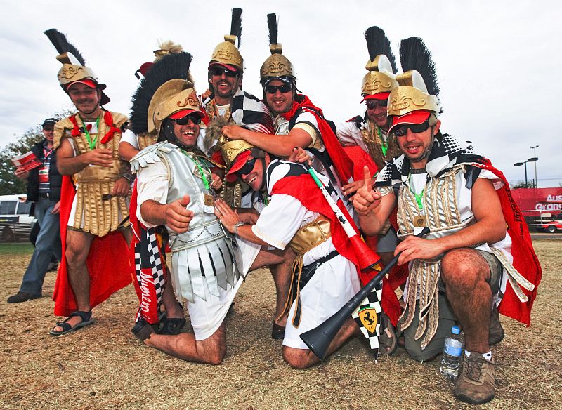 Un grupo de aficionados disfrazados de gladiadores romanos en el circuito de Albert Park.