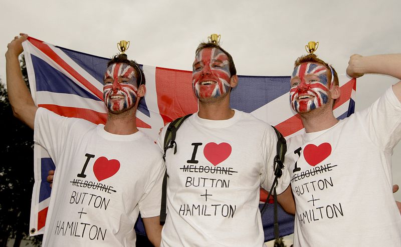 Los ingleses de McLaren, Jenson Button y Lewis Hamilton, también tenían su legión de aficionados.