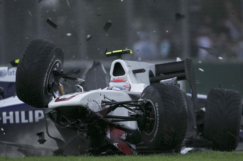 El Sauber del japonés Kobayashi y el alemán de Williams Hulkenberg protagonizaron un espectacular choque en la lluviosa salida de la carrera.