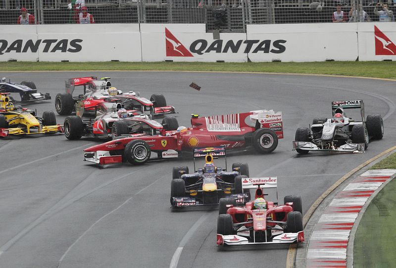 Imagen del accidente de Fernando Alonso, cuyo monoplaza hizo un trompo en mitad de la primera curva de la carrera.