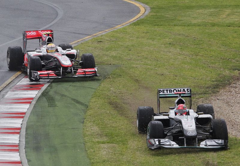 El heptacampeón del mundo, Michael Schumacher, también se vio afectado en la salida y acabó en 10º lugar.