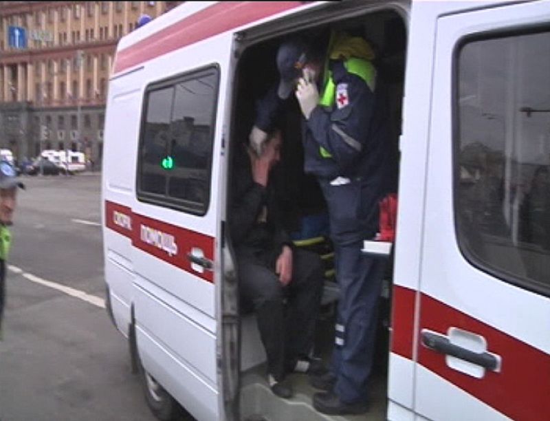 La primera explosión, que ha tenido poco antes de las 08.00 de la mañana hora local, ha causado al menos 22 muertos y la segunda, que ocurrió en la estación Park Kultury, ha dejado 12 fallecidos.