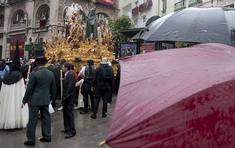 LA HERMANDAD DE JESUS CAUTIVO SE REFUGIA EN EL SALVADOR A CAUSA DE LA LLUVIA EN SEVILLA