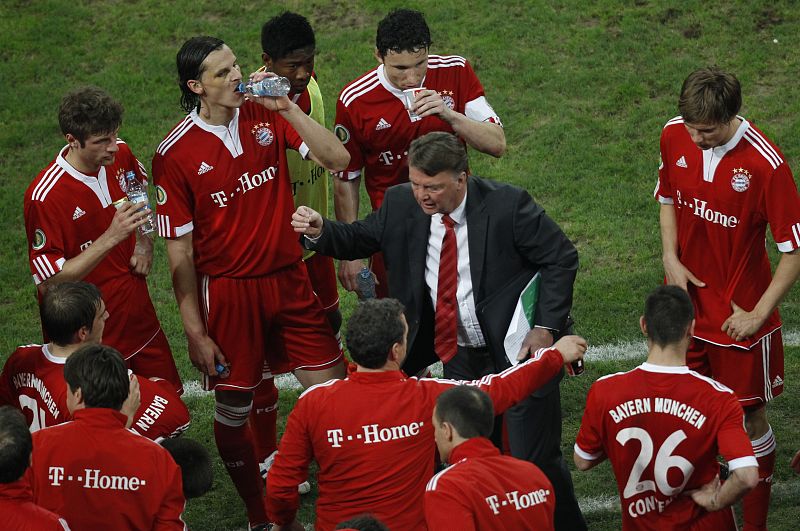 Van Gaal da órdenes a sus jugadores.