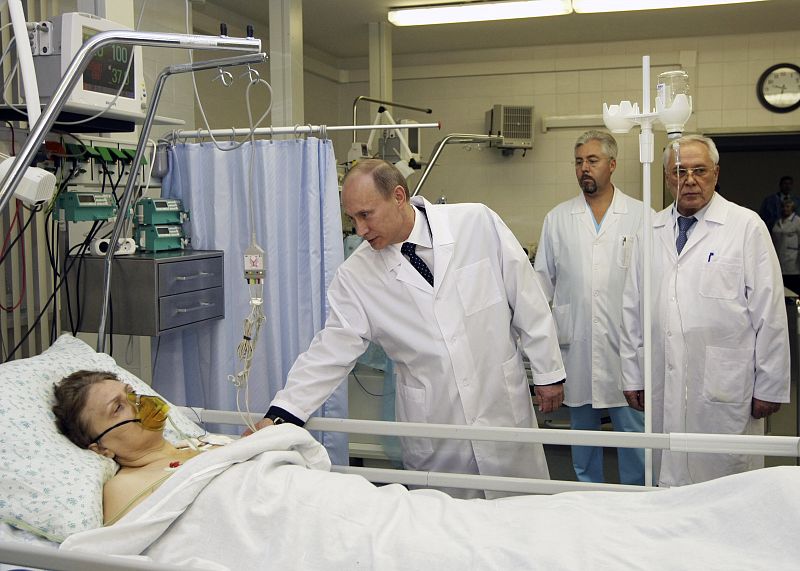 El primer ministro ruso Vladimir Putin visita en el hospital a uno de los heridos