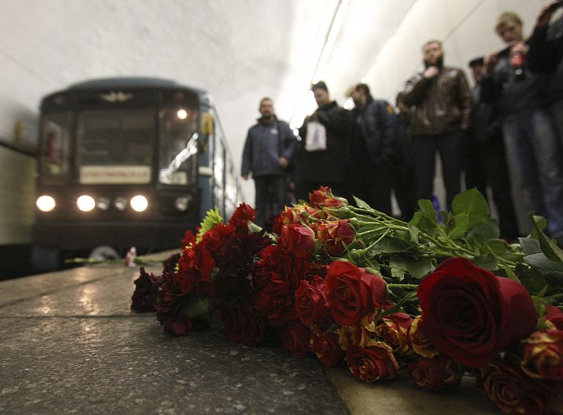 Flores para recordar a las más de treinta personas que han perdido la vida en el doble atentado del metro moscovita.