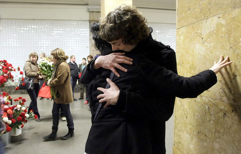 Una pareja rusa presenta sus últimos respetos