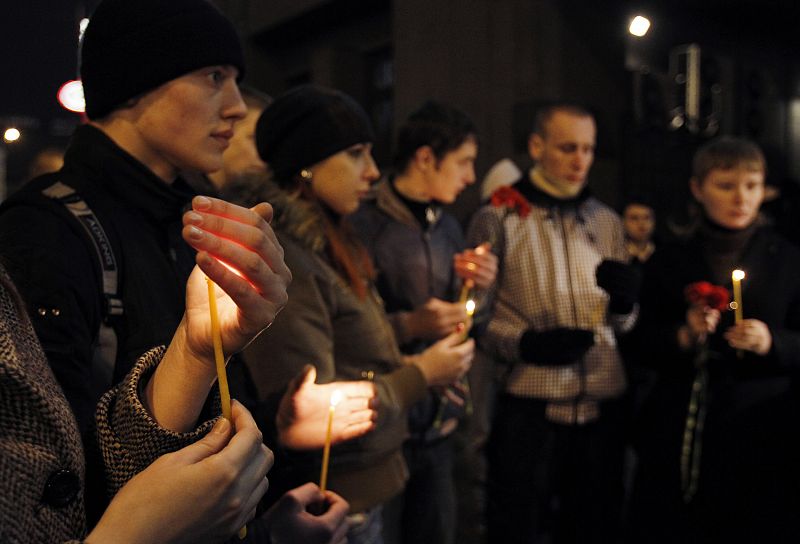 Un grupo de personas portan velas en el exterior de la estación de metro de Lubyanka