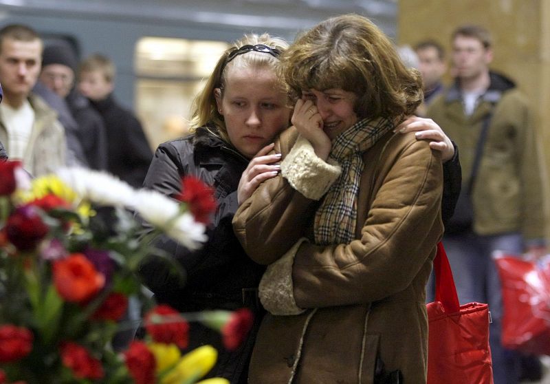 Dos mujeres rusas lloran en la estación de metro Park Kultury en Moscú, Rusia.