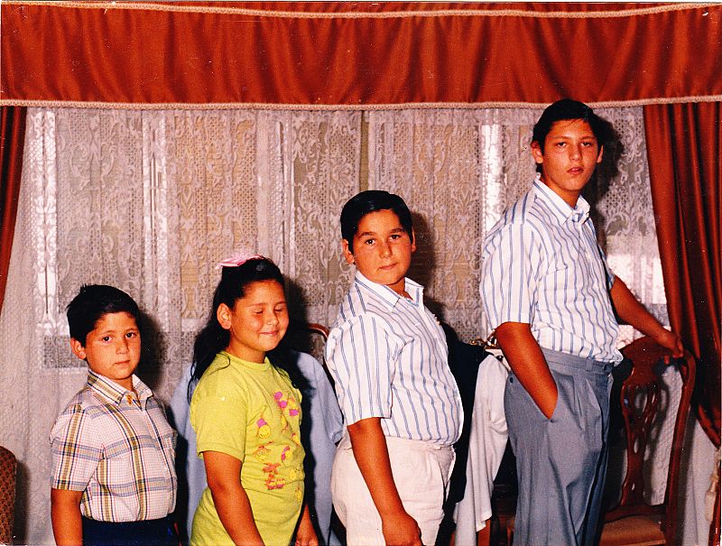 Los hermanos López, posando juntos.