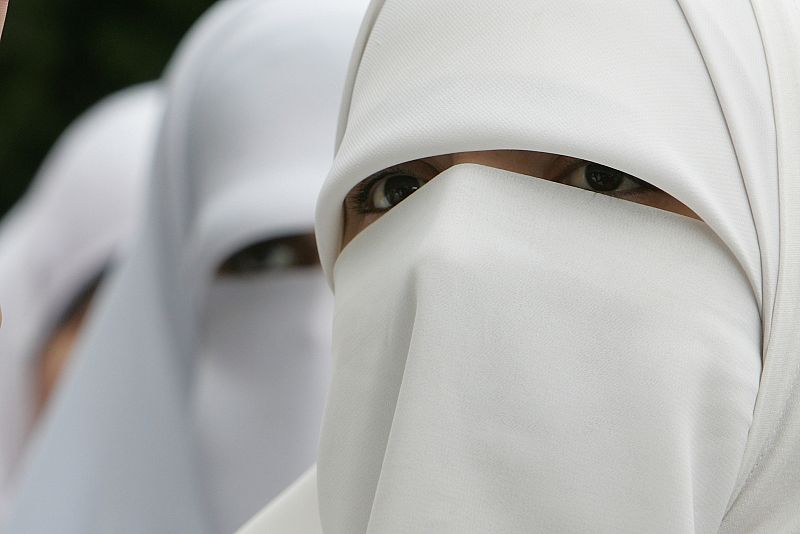 Protesta de mujeres vestidas con el 'niqab' en Jordania contra la construcción de una sinagoga en Jerusalén. synagogue in Jerusalem