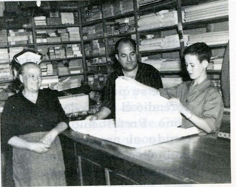 Bono con su padre y su abuela en la tienda familiar