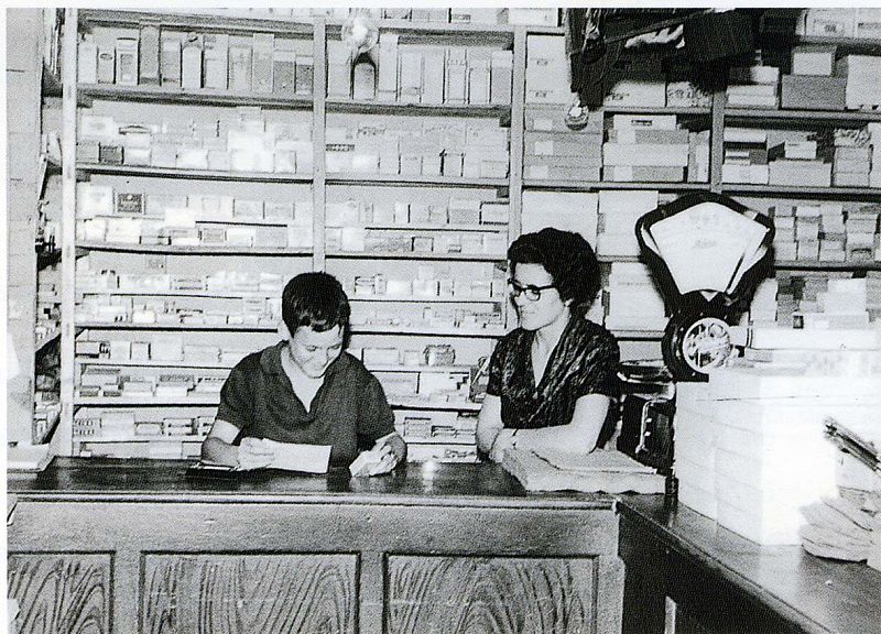 En la tienda familiar con su madre