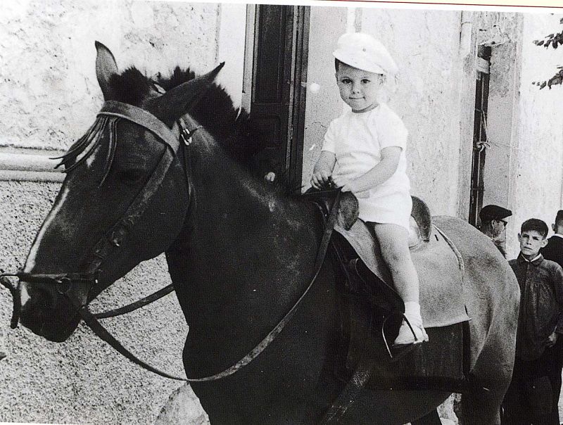 El pequeño José, montando a caballo