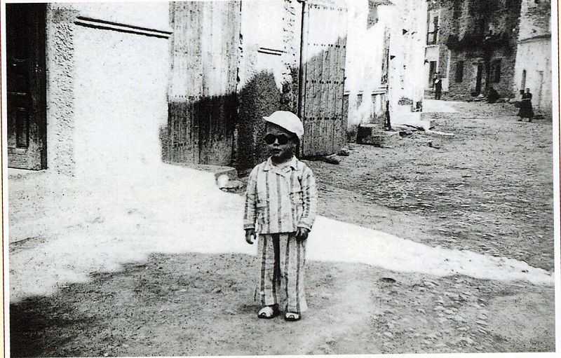 Bono, de niño, en la puerta de su casa