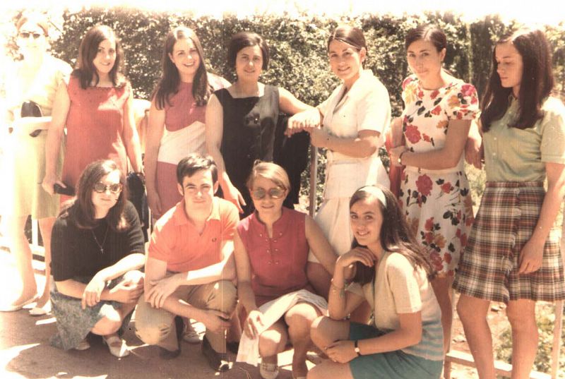 Bono, de adolescente, con unas amigas