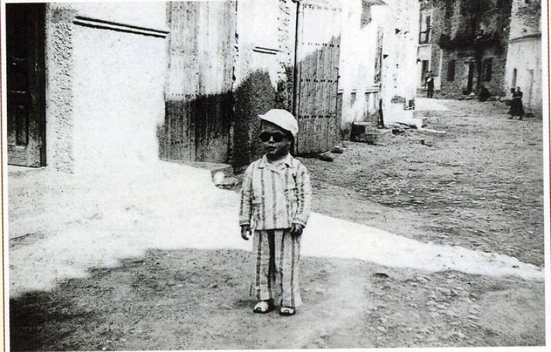 Bono, de niño, en la puerta de su casa