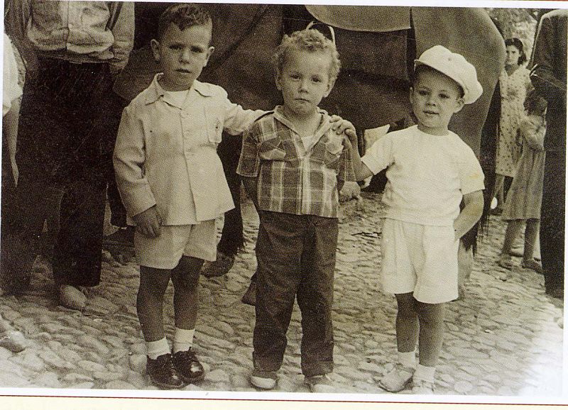 A la derecha de la imagen, José Bono junto a otros niños de Salobre.