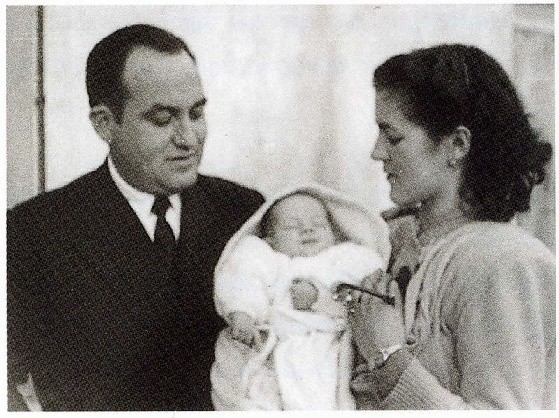 Día del bautizo de José Bono. En la imagen, junto a sus padres.