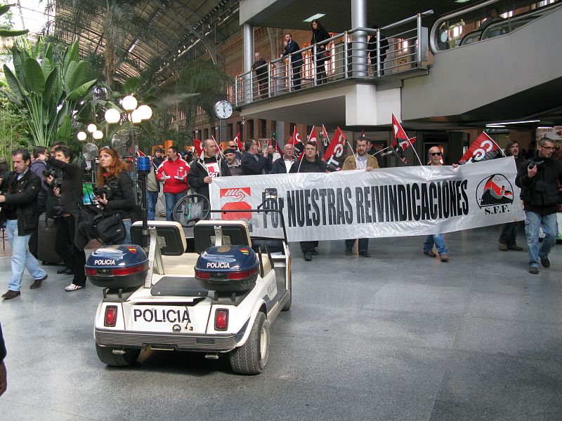 Protestan contra el acuerdo de reclasificación profesional firmado por Renfe y los representantes de UGT y el Sindicato de Maquinistas (SEMAF)