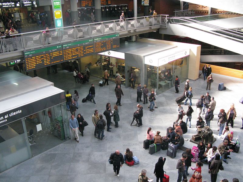 Renfe ha recolocado a los viajeros en trenes que salían hasta dos horas más tarde.