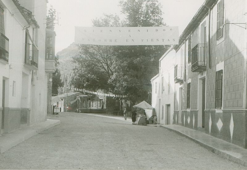 Calle principal de Salobre con el cartel de las fiestas